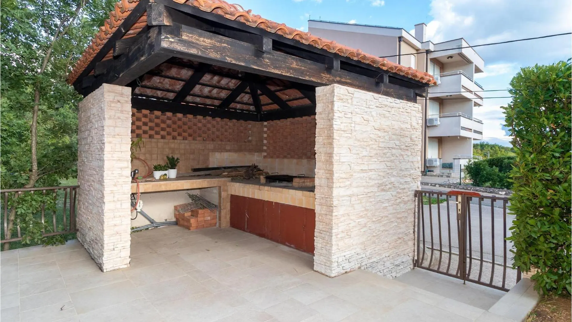 Lovely Apartment In Jadranovo With Kitchenette 0*,