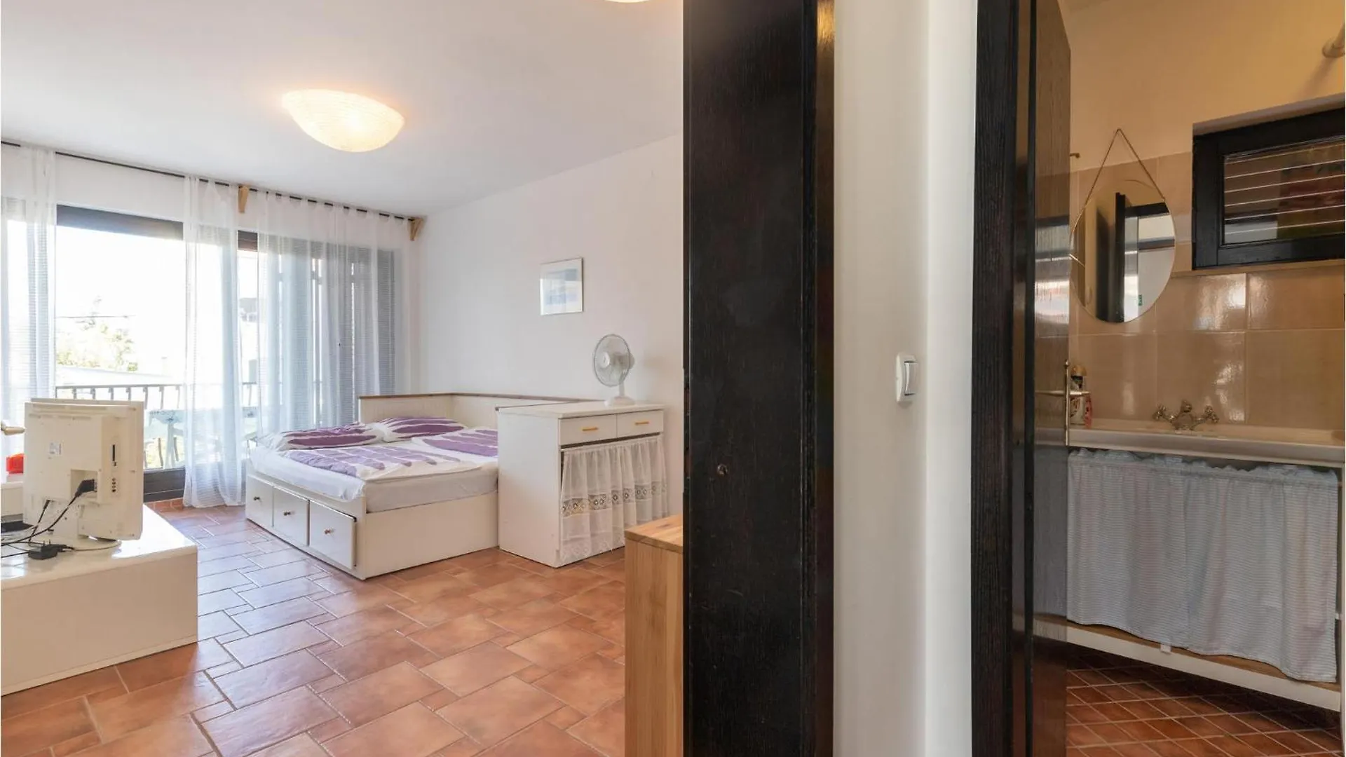 Lovely Apartment In Jadranovo With Kitchenette